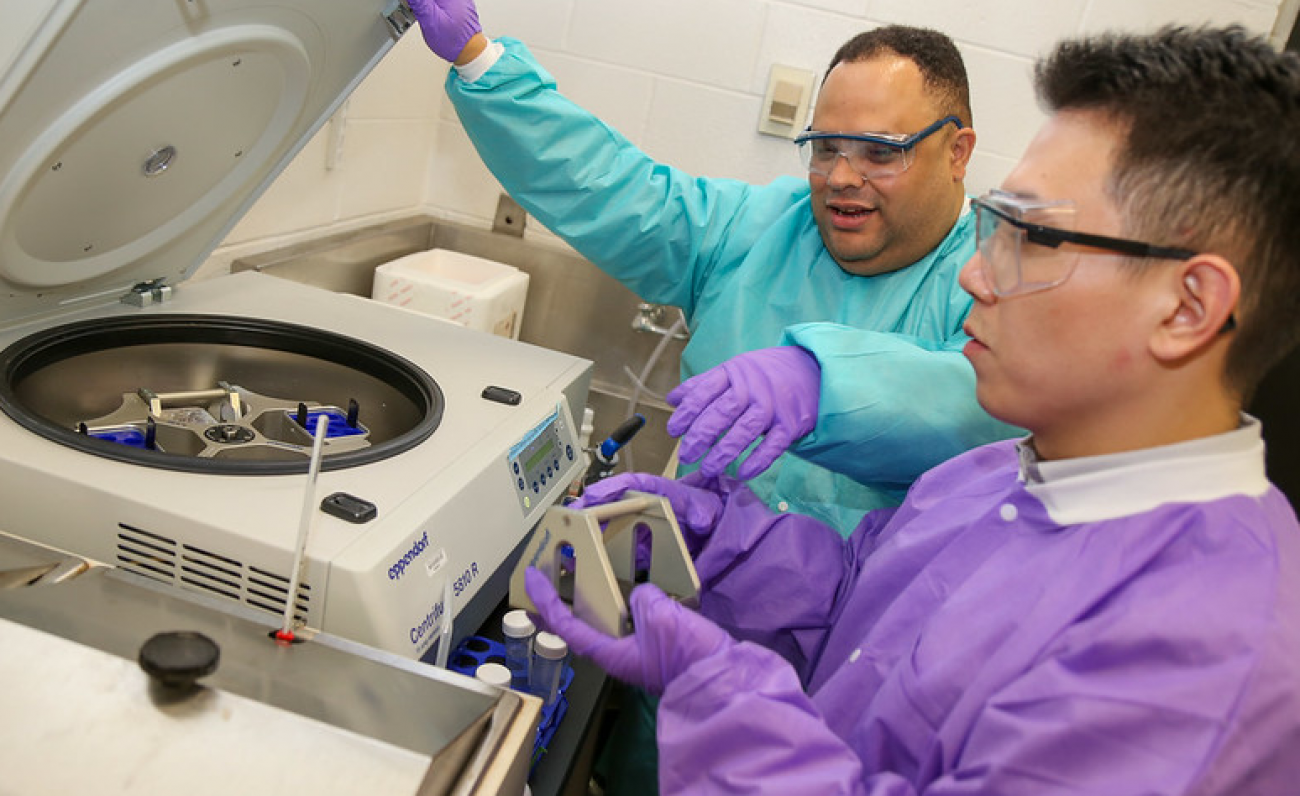 Rafael González-Cruz and Yang Wan using the centrifuge